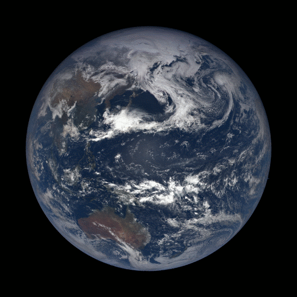 Foto Bumi yang diambil oleh kamera NASA bernama EPIC dari jarak 1.6 juta km. Dari foto ini terlihat bahwa permukaan Bumi paling banyak diselimuti air. 
